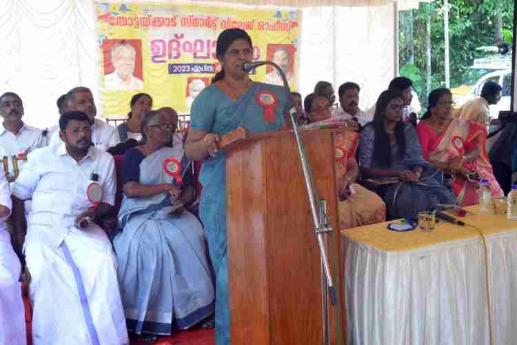 തോട്ടയ്ക്കാട് സ്മാർട്ട് വില്ലേജ് ഓഫീസ് റവന്യൂമന്ത്രി കെ. രാജൻ ഓൺലൈനായി ഉദ്ഘാടനശേഷം ജില്ലാ പഞ്ചായത്ത് പ്രസിഡന്റ് കെ.വി. ബിന്ദു അധ്യക്ഷപ്രസംഗം നടത്തുന്നു