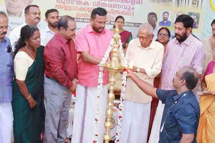  വൈക്കം ബ്ലോക്ക് പഞ്ചായത്ത് സംഘടിപ്പിച്ച വൈക്കം സത്യാഗ്രഹം ശതാബ്ദി ആഘോഷവും, അക്ഷരജ്വാല വായനക്കളരി പുസ്തക വിതരണവും, ചിത്രകഥാ പുസ്തക പ്രകാശനവും കേരള ജ്യോതി പ്രൊഫ. എം. കെ സാനു ഉദ്ഘാടനം ചെയ്യുന്നു. ജില്ലാ കളക്ടർ ജോൺ വി. സാമുവൽ സമീപം.