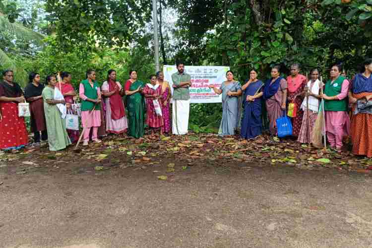 വള്ളിക്കോട് ഗ്രാമപഞ്ചായത്തില്‍ നടന്ന മഴക്കാലപൂര്‍വ ശുചീകരണം