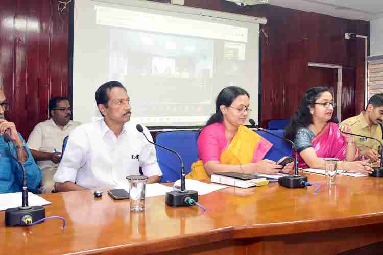 സംസ്ഥാന മന്ത്രിസഭയുടെ രണ്ടാം വാര്‍ഷികാഘോഷത്തിന്റെ ഭാഗമായി സംഘടിപ്പിക്കുന്ന എന്റെ കേരളം പ്രദര്‍ശന വിപണന മേള മേയ് 12 മുതല്‍ 18 വരെ പത്തനംതിട്ട ജില്ലാ സ്റ്റേഡിയത്തില്‍ നടത്തുന്നതിന് കളക്ടറേറ്റ് കോണ്‍ഫറന്‍സ് ഹാളില്‍ ചേര്‍ന്ന യോഗത്തില്‍ ആരോഗ്യമന്ത്രി വീണാ ജോര്‍ജ് സംസാരിക്കുന്നു.