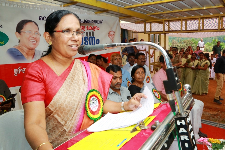 വെങ്ങപ്പള്ളി കുടുംബാരോഗ്യ കേന്ദ്രവും പാലിയേറ്റീവ് യൂണിറ്റ് കെട്ടിടവും ആരോഗ്യ-സാമൂഹ്യവകുപ്പ് മന്ത്രി കെ.കെ.ശൈലജ ടീച്ചര്‍ ഉദ്ഘാടനം ചെയ്യുന്നു.