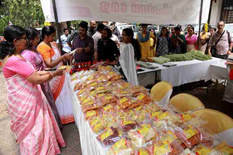 ജില്ലാ പഞ്ചായത്തിന്റെയും  കുടുംബശ്രീ ജില്ലാ മിഷന്റെയും നേതൃത്വത്തിൽ  ജില്ലാ പഞ്ചായത്ത് അങ്കണത്തിൽ ആരംഭിച്ച വിഷു വിപണനമേള ജില്ലാ പഞ്ചായത്ത് പ്രസിഡന്റ് കെ.വി. ബിന്ദു ഉദ്ഘാടനം ചെയ്യുന്നു.