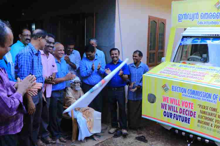 സ്വീപ്പിന്റെ ഭാഗമായി ജില്ലയില്‍ പര്യടനം നടത്തുന്ന വോട്ട് വണ്ടിയുടെ പ്രയാണം  കാസര്‍കോട് ജില്ലാ കളക്ടര്‍ ഡോ ഡി സജിത്ത് ബാബുവിന്റെ സാന്നിദ്ധ്യത്തില്‍ കുമ്പള ശാന്തിപ്പള്ളത്ത് നാരായണമംഗലം യു പി സ്‌കൂളിന് സമീപത്ത് നടന്ന ചടങ്ങില്‍ ശ്യാം ഭട്ട് ഫ്‌ലാഗ് ഓഫ് ചെയ്യുന്നു.