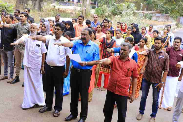    ജില്ലാ ഭരണകൂടത്തിന്റെയും സാക്ഷരതാമിഷന്റെയും ആഭിമുഖ്യത്തില്‍ സംഘടിപ്പിച്ച പോളിംഗ് സാക്ഷരതാ പരിപാടിയില്‍ പത്താം തരം ഹയര്‍ സെക്കന്ററി തുല്യതാ പഠിതാക്കള്‍  സ്വീപ്പ് നോഡല്‍ ഓഫീസറും സഹകരണവകുപ്പ് ജോയിന്റ് രജിസ്ട്രാറുമായ വി.മുഹമ്മദ് നൗഷാദിന്റെ നേതൃത്വത്തില്‍ വോട്ട് പ്രതിജ്ഞ എടുക്കുന്നു.