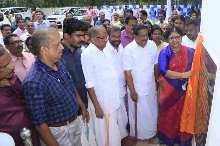 മുളക്കുളം ഗ്രാമപഞ്ചായത്തിൽ നിർമിച്ച വൃദ്ധസദനത്തിന്റെ പുതിയ കെട്ടിടത്തിന്റെ ഉദ്ഘാടനം സാമൂഹികനീതി-ഉന്നതവിദ്യാഭ്യാസ വകുപ്പ് മന്ത്രി ഡോ. ആർ. ബിന്ദു നിർവഹിക്കുന്നു. മോൻസ് ജോസഫ് എം.എൽ.എ. സമീപം.