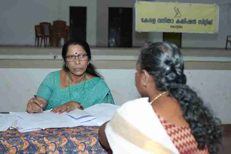 ചങ്ങനാശേരി നഗരസഭാ ഓഡിറ്റോറിയത്തിൽ  നടന്ന വനിതാ കമ്മിഷൻ അദാലത്തിൽ വനിതാ കമ്മിഷൻ അംഗങ്ങളായ അഡ്വ. ഇന്ദിര രവീന്ദ്രൻ, എലിസബത്ത് മാമ്മൻ മാത്യു എന്നിവർ പരാതികൾ കേൾക്കുന്നു.