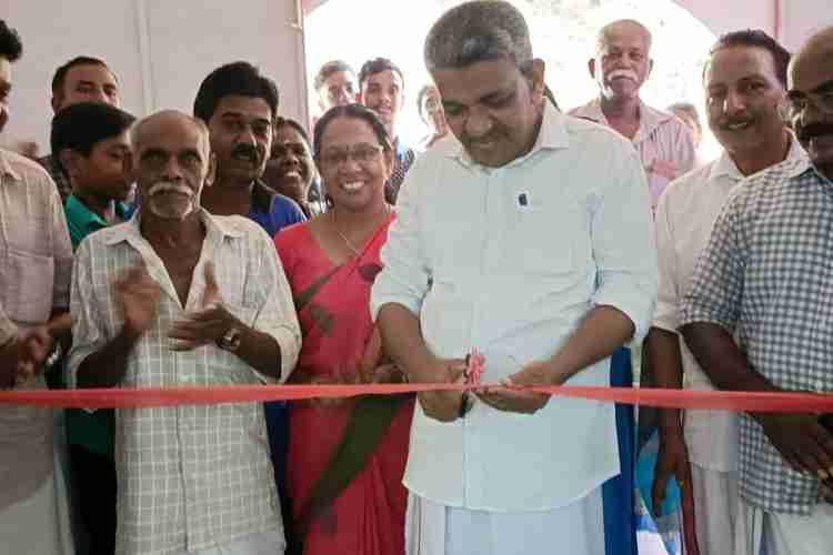 നവീകരിച്ച പീച്ചി ശുദ്ധജല അക്വേറിയം ഉദ്ഘാടനം ജില്ലാ പഞ്ചായത്ത് പ്രസിഡൻറ് പി കെ ഡേവിസ് മാസ്റ്റർ നിർവഹിക്കുന്നു