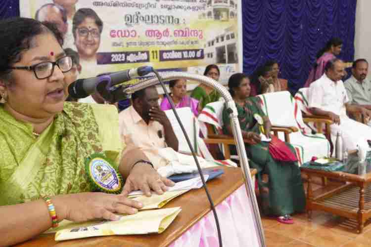 തൃപ്പൂണിത്തുറ സർക്കാർ സംസ്കൃത കോളേജിൽ കിഫ്ബി, റൂസ ഫണ്ടുകൾ ഉപയോഗിച്ച് നിർമ്മിച്ച അക്കാദമിക് കം അഡ്മിനിസ്ട്രേറ്റീവ് ബ്ലോക്കുകളുടെ ഉദ്ഘാടനം ഉന്നത വിദ്യാഭ്യാസ സാമൂഹ്യനീതി വകുപ്പ് മന്ത്രി ഡോ. ആർ ബിന്ദു നിർവഹിക്കുന്നു.