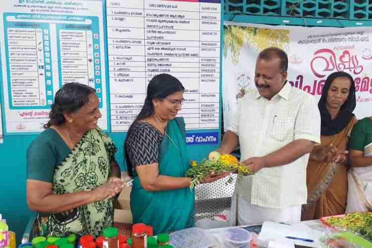 പെരിഞ്ഞനം ഗ്രാമപഞ്ചായത്തിൽ കുടുംബശ്രീ വിഷുച്ചന്തയുടെ ഇ ടി ടൈസൺ മാസ്റ്റർ എംഎൽഎ ഉദ്ഘാടനം ചെയ്യുന്നു