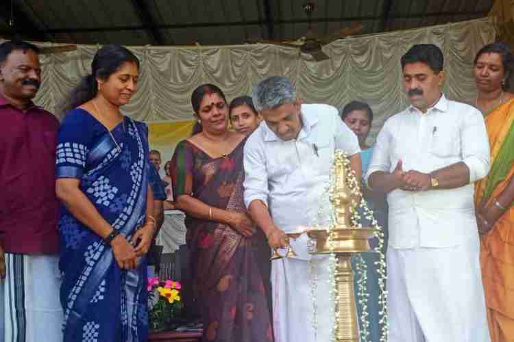 കളിവീട് ജില്ലാ പഞ്ചായത്ത് പ്രസിഡൻ്റ് പി കെ ഡേവീസ് മാസ്റ്റർ ഉദ്ഘാടനം ചെയ്യുന്നു.