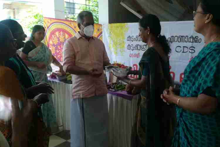 കുമ്പളം ഗ്രാമപഞ്ചായത്ത് ഓഫീസിന് മുന്നില്‍ ആരംഭിച്ച വിഷു ചന്ത പഞ്ചായത്ത് പ്രസിഡന്റ് കെ.എസ് രാധാകൃഷ്ണന്‍ ഉദ്ഘാടനം ചെയ്യുന്നു
