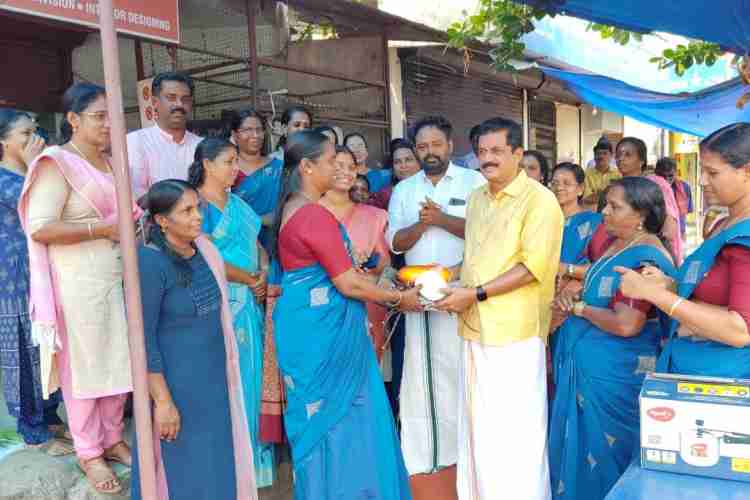 പറപ്പൂക്കരയിൽ ആരംഭിച്ച കുടുംബശ്രീ വിഷു വിപണന മേള കെ കെ രാമചന്ദ്രൻ എംഎൽഎ ഉദ്ഘാടനം ചെയ്യുന്നു