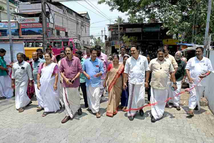 കൊടുങ്ങല്ലൂർ വടക്കേനടയിലെ ആശുപത്രി റോഡ് ഡ്വ. വി ആർ സുനിൽകുമാർ എംഎൽഎ ഉദ്‌ഘാടനം ചെയ്യുന്നു