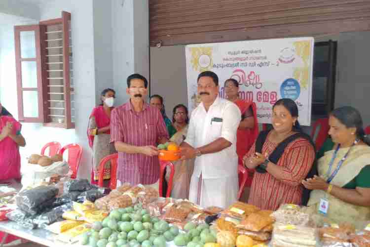 കൊടുങ്ങല്ലൂർ നഗരസഭയിലെ കുടുംബശ്രീ വിഷു വിപണനമേള കെ ആർ ജൈത്രൻ ഉദ്ഘാടനം ചെയ്യുന്നു