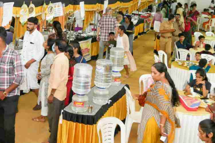 ചക്കയ്ക്കും പായസത്തിനും വൻ ഡിമാൻഡ് - ലൈവായി കുടുംബശ്രീയുടെ ലൈവ് കിച്ചൺ  നോമ്പുതുറ വിഭവങ്ങൾക്ക്  ടേക്ക് എവേ  കൗണ്ടറും റഡി