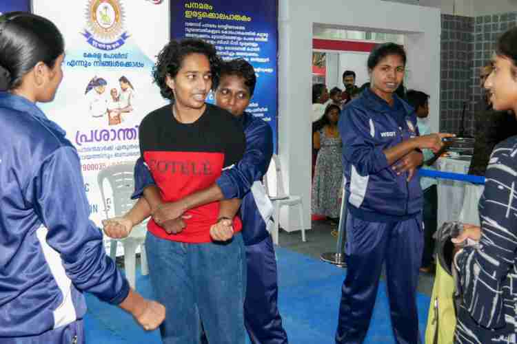 എ.കെ. 47, മെഷീൻ ഗൺ; അടിച്ചാൽ തിരിച്ചടിക്കാനുള്ള അടവുകൾ, അടിപൊളിയാണ് കേരള പോലീസ് സ്റ്റാൾ