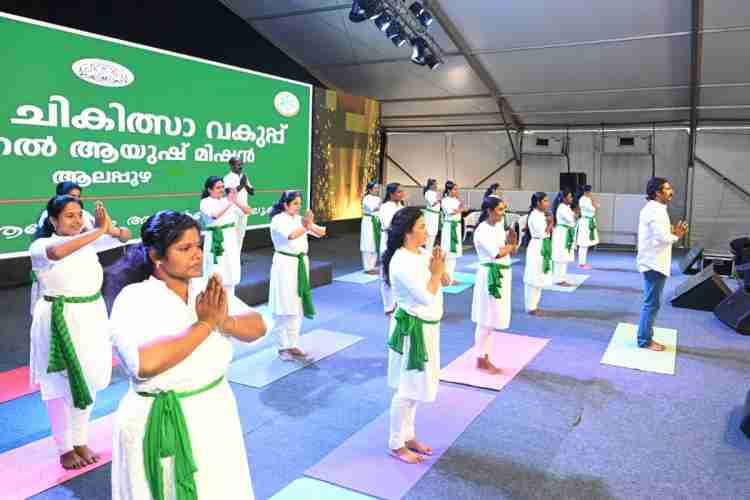 മേളയിൽ യോഗ നൃത്തവും