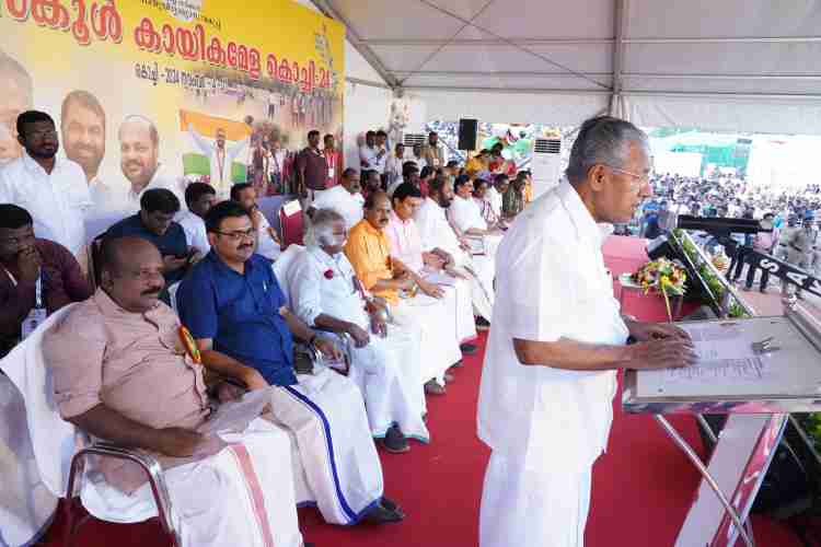 സംസ്ഥാന സ്കൂൾ കായികമേളയുടെ മുഖ്യമന്ത്രി പിണറായി വിജയൻ ഉദ്ഘാടനം ചെയ്യുന്നു