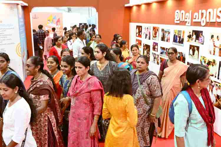 ഇൻഫർമേഷൻ ആൻ്റ് പബ്ലിക്ക് റിലേഷൻസ് സ്റ്റാളിലെ പ്രദർശനം കാണാൻ എത്തിയവർ ( സ്റ്റോറി ഫോട്ടോസ്)