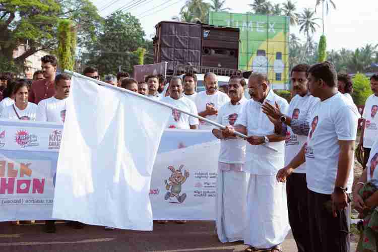 രണ്ടാം പിണറായി വിജയൻ സർക്കാറിന്റെ നാലാം വാർഷികം എന്റെ കേരളം പ്രദർശന വിപണമേള, കുടുംബശ്രീ ദേശീയ സരസ്സ് മേളയോടാനുബന്ധിച്ച് നടത്തിയ വാക്കത്തോൺ വനം വകുപ്പ് മന്ത്രി. എ കെ ശശീന്ദ്രൻ ഫ്ലാഗ് ഓഫ് ചെയ്യുന്നു