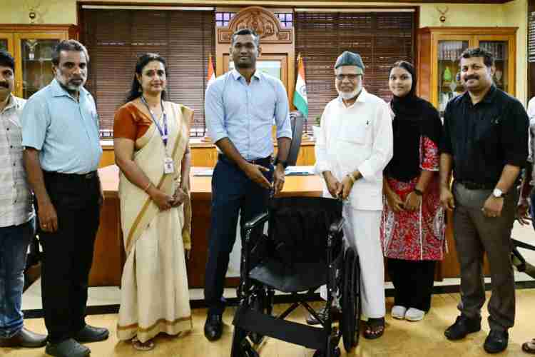 കലക്ടറേറ്റിലേക്കു  അറക്കൽ രാജകുടുംബാംഗങ്ങളായ സിനിത്ത ആദിരാജ, വി എം ബഷീർ എന്നിവർ നൽകുന്ന വീൽചെയർ   ജില്ലാ കലക്ടർ അരുൺ കെ വിജയൻ ഏറ്റുവാങ്ങുന്നു