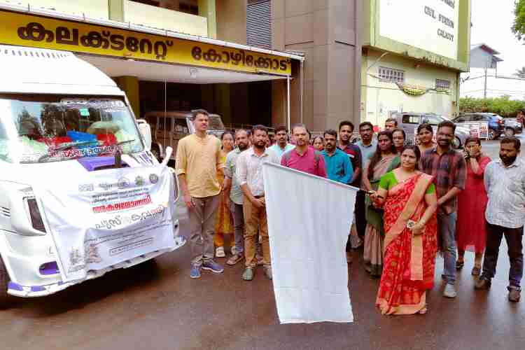 അക്ഷരോന്നതി പുസ്തക വണ്ടിയുടെ ഫ്ലാഗ് ഓഫ് ജില്ലാ പഞ്ചായത്ത് പ്രസിഡന്റ് ഷീജ ശശി നിർവഹിക്കുന്നു