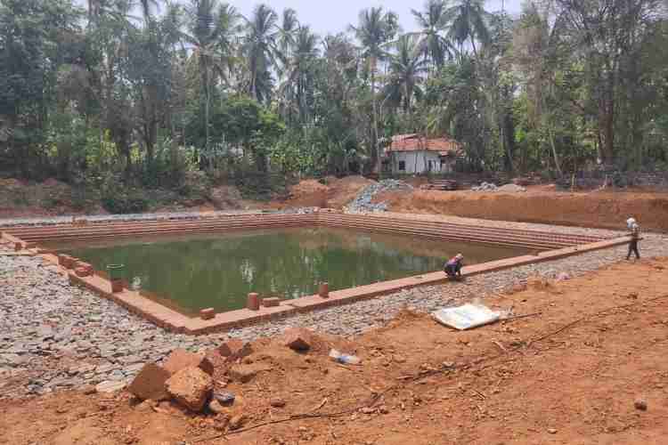 പ്രവൃത്തി പുരോഗമിക്കുന്ന തിരുവള്ളൂർ മഹാശിവക്ഷേത്രം കുളം