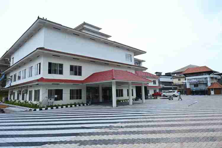 ഉദ്ഘാടനസജ്ജമായ വടകര നഗരസഭ ഓഫീസ് കം ഷോപ്പിങ് കോംപ്ലക്‌സ്