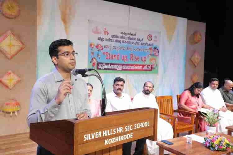 സ്റ്റാൻഡ് അപ്പ്‌, റൈസ് അപ്പ്‌ ബോധവത്ക്കരണ പരിപാടി ജില്ലാ കലക്ടർ സ്നേഹിൽ കുമാർ സിംഗ് ഉദ്ഘാടനം ചെയ്യുന്നു