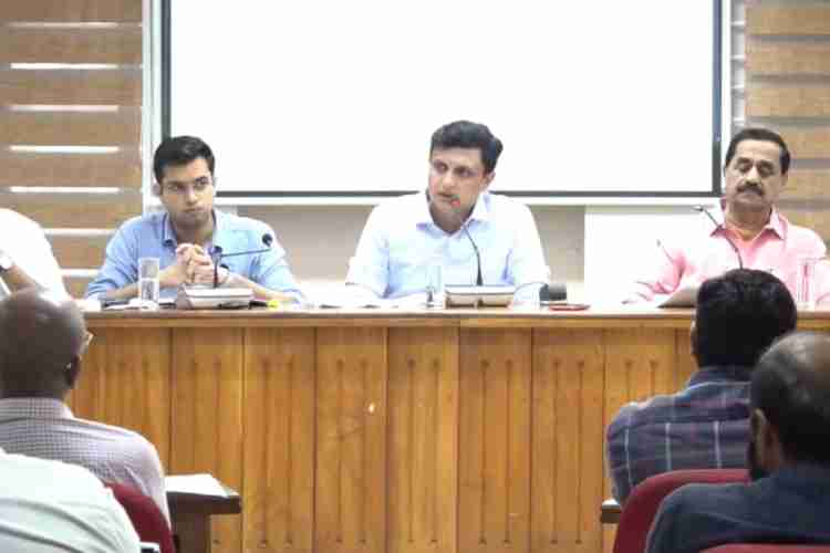 കലക്ടറേറ്റ് കോൺഫറൻസ് ഹാളിൽ നടന്ന ജില്ലാ വികസന സമിതി യോഗത്തിൽ മന്ത്രി പി എ മുഹമ്മദ് റിയാസ് സംസാരിക്കുന്നു