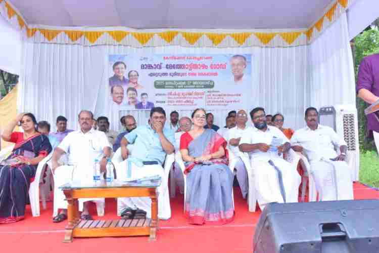 മാങ്കാവ് മേത്തോട്ട്താഴം റോഡ് ഏറ്റെടുത്ത ഭൂമിയുടെ രേഖ കൈമാറൽ ചടങ്ങിൻ്റെ ഉദ്ഘാടനം മന്ത്രി മുഹമ്മദ് റിയാസ് നിർവഹിക്കുന്നു