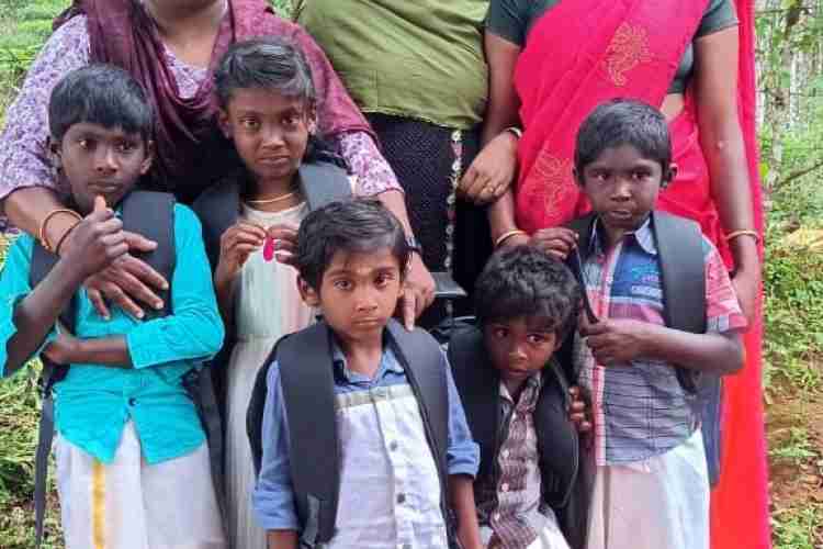 ഏറാട്ടുകുണ്ട് ഉന്നതിയിൽ നിന്നും മേപ്പാടി പ്രീ-മെട്രിക് ഹോസ്റ്റലിൽ പ്രവേശനം നേടിയ കുട്ടികൾ പ്രമോട്ടർമാരോടൊപ്പം👆