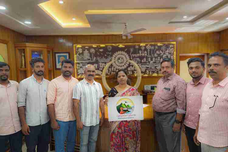 കാരാപ്പുഴ മെഗാ ടൂറിസം ഫെസ്റ്റിന്റെ ലോഗോ ജില്ലാ കളക്ടർ ഡി ആർ മേഘശ്രീ പ്രകാശനം ചെയുന്നു