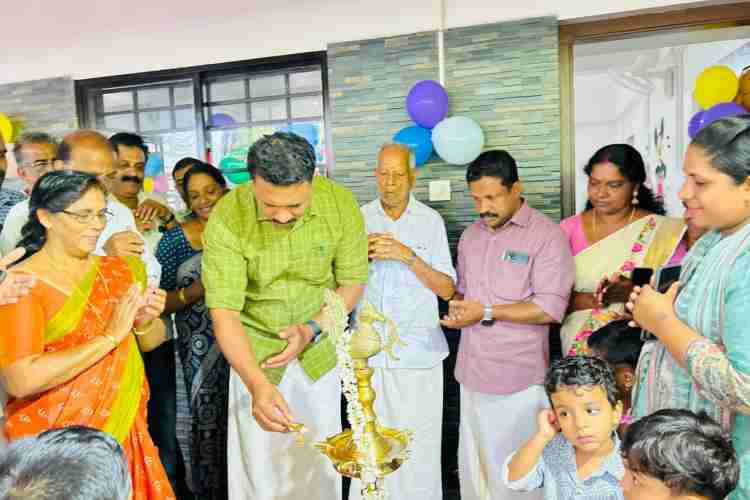 വെള്ളപാട്ട് അങ്കണവാടി ഉദ്ഘാടനം സുൽത്താൻ ബത്തേരി നഗരസഭ ചെയർപേഴ്സൺ ടി കെ രമേശ്‌ നിർവഹിക്കുന്നു