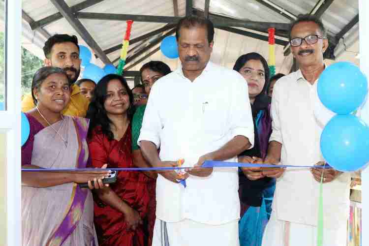 പേരിയ സി.എച്ച്.സി പൊതുജനാരോഗ്യ വിഭാഗം കൊട്ടിടോദ്ഘാടനം മന്ത്രി ഒആർ കേളു നിർവ്വഹിക്കുന്നു