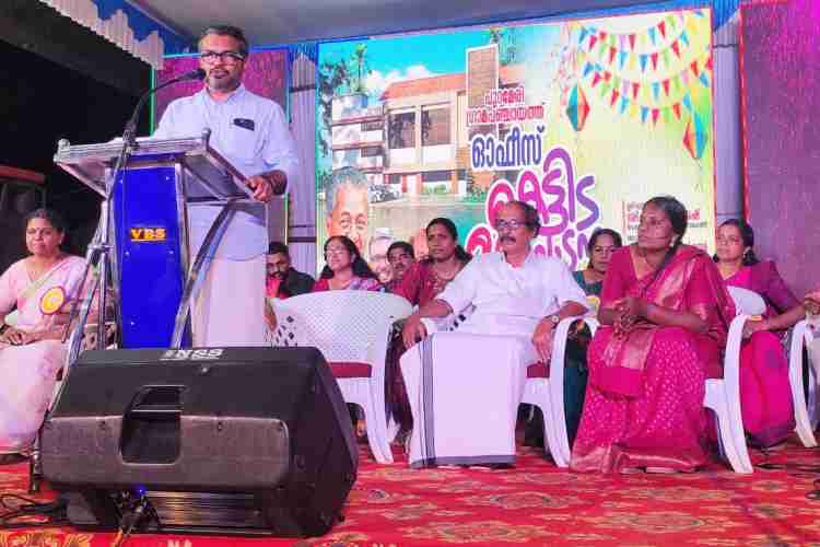 പുറമേരി ഗ്രാമ പഞ്ചായത്ത് ഓഫിസ് കെട്ടിടം മന്ത്രി എം ബി  രാജേഷ് ഉദ്ഘാടനം ചെയ്യുന്നു
