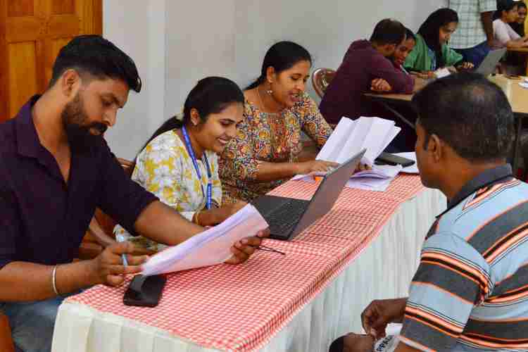 മുണ്ടക്കൈ–ചൂരല്‍മല ദുരന്തത്തില്‍ നാശനഷ്ടം സംഭവിച്ച വാണിജ്യ കെട്ടിടങ്ങള്‍ക്ക് ധനസഹായം അനുവദിക്കുന്നതിനായി കളക്ടറേറ്റ് കോൺഫറൻസ് ഹാളിൽ സംഘടിപ്പിച്ച അദാലത്ത്