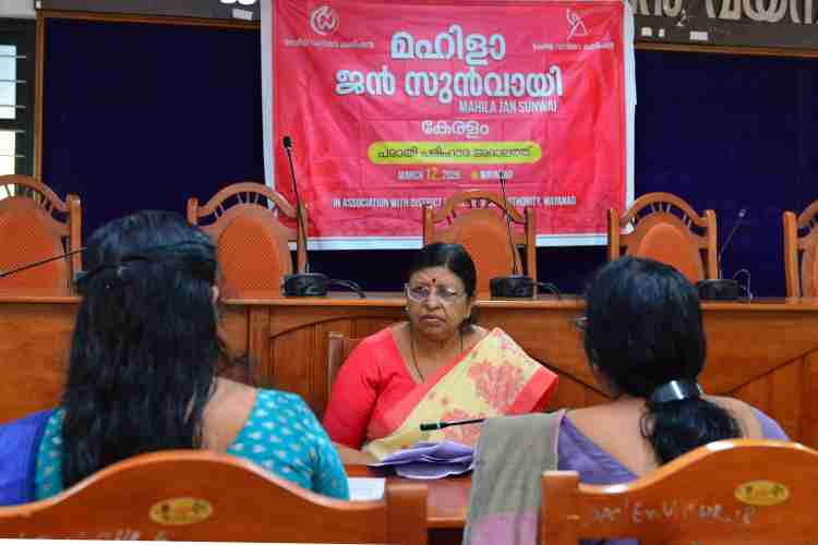 കേരള വനിതാ കമ്മീഷൻ ചെയർപേഴ്സൺ അഡ്വ.പി.സതീദേവിയുടെ അധ്യക്ഷതയിൽ കളക്ടറേറ്റ് ആസൂത്രണ ഭവൻ എ.പി.ജെ.ഹാളിൽ നടന്ന വനിതാ കമ്മീഷൻ മഹിളാ ജൻ സുൻവായി പരാതി പരിഹാര അദാലത്ത്