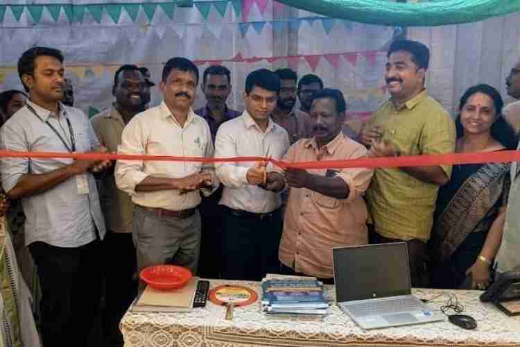വള്ളിയൂർക്കാവ് മഹോത്സവത്തിന്റെ ഭാഗമായുള്ള ഫെയറിൽ സർവേ വകുപ്പിന്റെ സ്റ്റാൾ സബ്‌ കളക്ടർ അതുൽ സാഗർ ഉദ്ഘാടനം ചെയ്യുന്നു