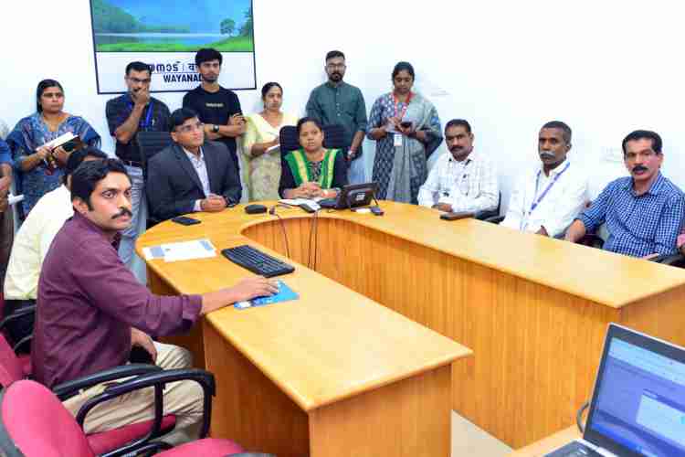 നിയമസഭാ തെരഞ്ഞെടുപ്പ് ഓഫീസർമാരുടെ രണ്ടാം ഘട്ട റാൻഡമൈസേഷൻ  തെരഞ്ഞെടുപ്പ് പൊതു നിരീക്ഷകൻ ഡോ.ശ്രീധർബാബു അധാൻകിയുടെ സാന്നിധ്യത്തിൽ ജില്ലാകളക്ടർ ഡി.ആർ.മേഘശ്രീ നിർവഹിക്കുന്നു