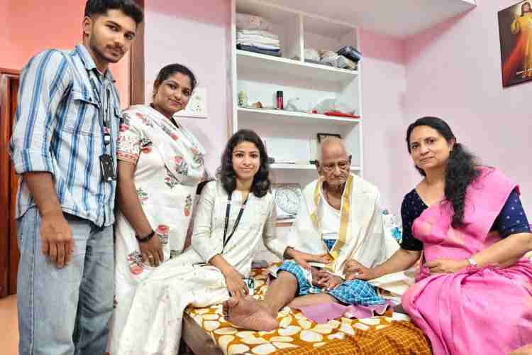 സ്വീപ് പ്രവര്‍ത്തനങ്ങളുടെ ഭാഗമായി മാനന്തവാടി തഹസില്‍ദാര്‍ എന്‍. പ്രിയയുടെ നേതൃത്വത്തിൽ പ്രായം കൂടിയ വോട്ടര്‍മാരെ ആദരിക്കുന്നു