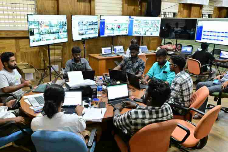 ബൂത്തിന് അകത്തും പുറത്തും ക്യാമറ കണ്ണുകൾ; തത്സമയ നിരീക്ഷണത്തിന് ജില്ലാ, മണ്ഡല തലങ്ങളിൽ കൺട്രോൾ റൂമുകൾ 