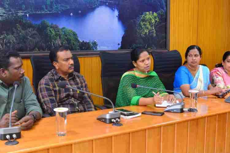 വേനല്‍ മഴയുടെ സാഹചര്യത്തില്‍ നഗരത്തിലെ വെള്ളക്കെട്ട് ഭീഷണി ഒഴിവാക്കുന്നതിനായി ജില്ലാ കളക്ടറുടെ അധ്യക്ഷതയില്‍ കലക്ടറേറ്റില്‍ ചേര്‍ന്ന യോഗം