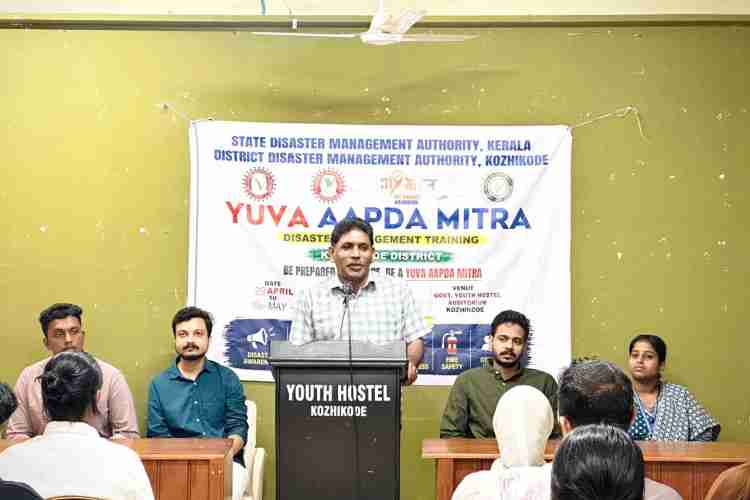 'യുവ ആപ്ദ മിത്ര' പദ്ധതിയുടെ ഭാഗമായി മൈ ഭാരത് വളണ്ടിയര്‍മാരുടെ രണ്ടാം ബാച്ചിനായി സംഘടിപ്പിച്ച ദുരന്തനിവാരണ പരിശീലന ക്യാമ്പിന്റെ സമാപനം ഡെപ്യൂട്ടി കലക്ടര്‍ എസ് സജീദ് ഉദ്ഘാടനം ചെയ്യുന്നു