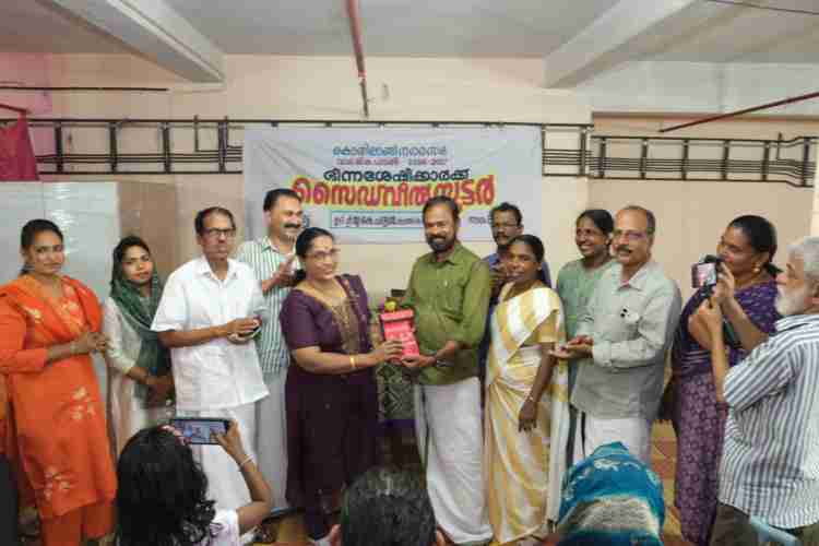 ഭിന്നശേഷിക്കാർക്കുള്ള സൈഡ് വീൽ സ്കൂട്ടർ വിതരണം  നഗരസഭ ചെയർപേഴ്സൺ യു കെ ചന്ദ്രൻ ഉദ്ഘാടനം ചെയ്യുന്നു
