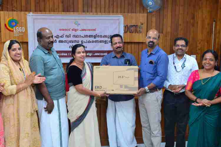 ജി.ഐ.എഫ്.ഡി.സ്ഥാപനങ്ങളിലേക്കുള്ള കമ്പ്യൂട്ടർ അനുബന്ധ ഉപകരണങ്ങളുടെ വിതരണോദ്‌ഘാടനം ജില്ലാ പഞ്ചായത്ത് പ്രസിഡന്റ് ചന്ദ്രിക കൃഷ്ണൻ നിർവഹിക്കുന്നു