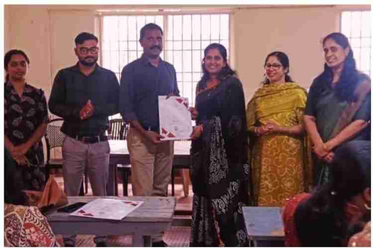 കുടുംബശ്രീ ജില്ലാ മിഷന്റെ നേതൃത്വത്തില്‍ ബ്രൈഡല്‍ മേക്കപ്പ് പരിശീലനം പൂര്‍ത്തിയാക്കിയവര്‍ക്കുള്ള സര്‍ട്ടിഫിക്കറ്റുകള്‍ ജില്ലാ മിഷന്‍ കോ ഓര്‍ഡിനേറ്റര്‍ കെ.പി ജയചന്ദ്രന്‍ വിതരണം ചെയ്യുന്നു