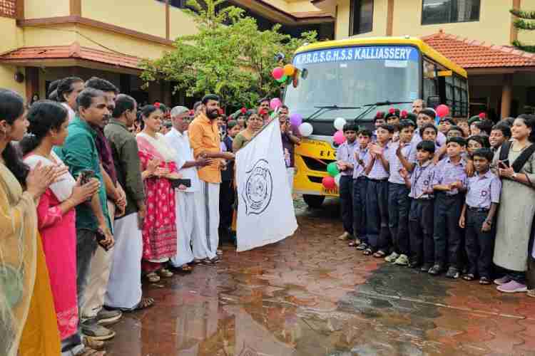 സ്കൂൾബസിൻ്റെ ഫ്ലാഗ് ഓഫും വിജയോത്സവവും എംഎൽഎ നിർവഹിച്ചു 