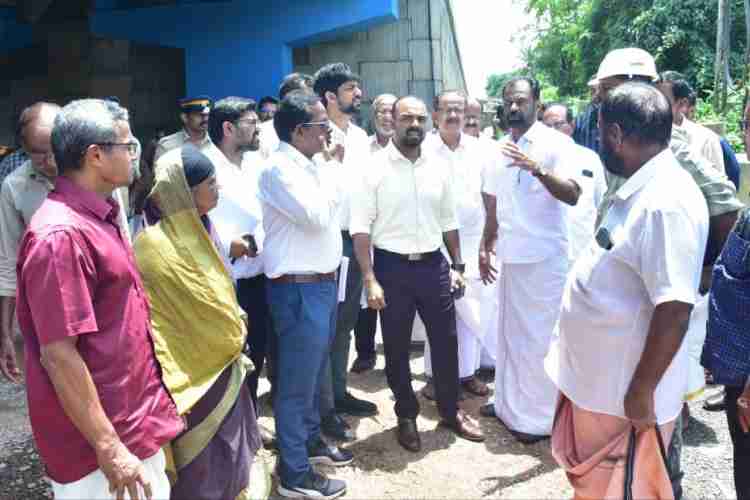 മുണ്ടയാട് എളയാവൂര്‍ സര്‍വീസ് റോഡ്; എം.എൽ.എയും കളക്ടറുമുൾപ്പെട്ട സംഘം സന്ദര്‍ശിച്ചു 