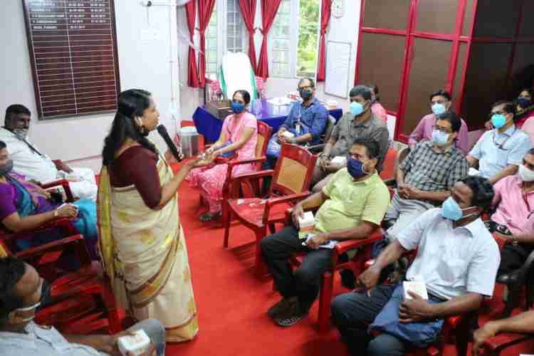കണയന്നൂർ താലൂക്കിന് കീഴിലെ സെക്ടറൽ മജിസ്ട്രേറ്റുമാരുടെ സംഗമത്തിൽ തഹസീൽദാർ ബീന പി ആനന്ദ് സംസാരിക്കുന്നു.
